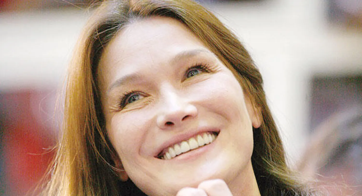 كارلا بروني لا تريد التوقف عن جولاتها الغنائية