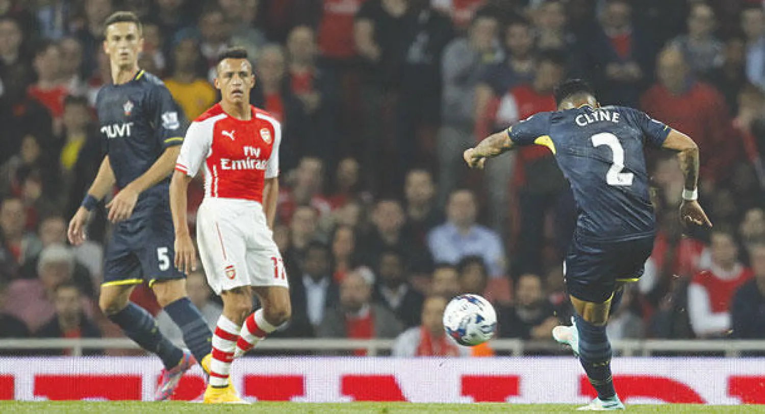 كلاين لاعب ساوثهامبتون يصوب نحو مرمى آرسنال ليحرز هدف الفوز لفريقه (أ.ف.ب)