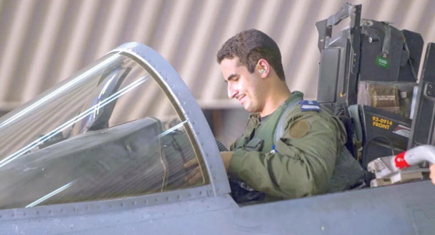 صورة مأخوذة من موقع البحرية الأميركية لطائرات (اف 18) قبل ان تنطلق من على سطح حاملة الطائرات (يو إس إس جورج دبليو بوش) لشن غارات على مواقع {داعش} (أ.ف.ب)