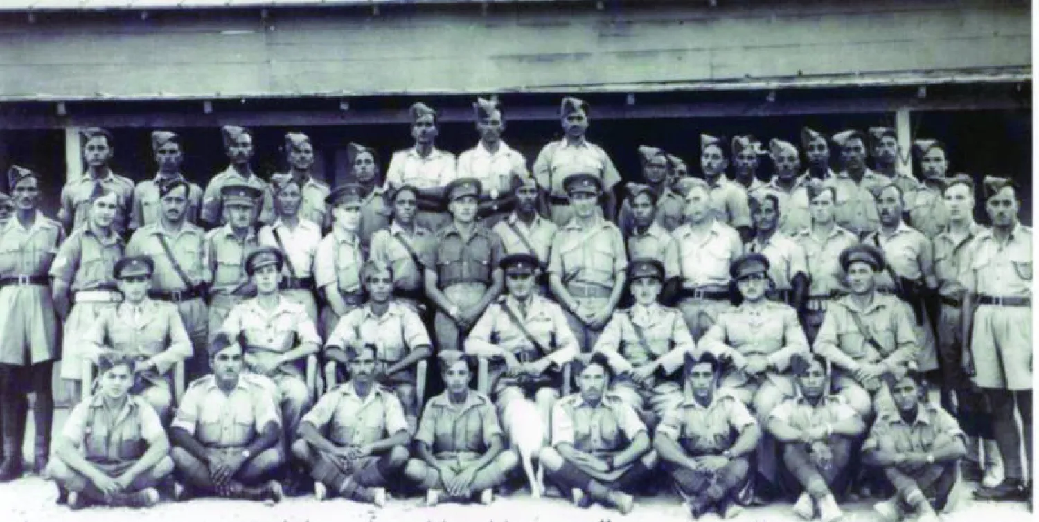 قوة تدريب أساس الجيش السنوسي (جيش التحرير) ويتكون من ضباط وضباط صف ليبيين وإنجليز وأخذت الصورة في المقر الأساس جنوب غربي القاهرة وفيها محمد قذاف الدم والد أحمد