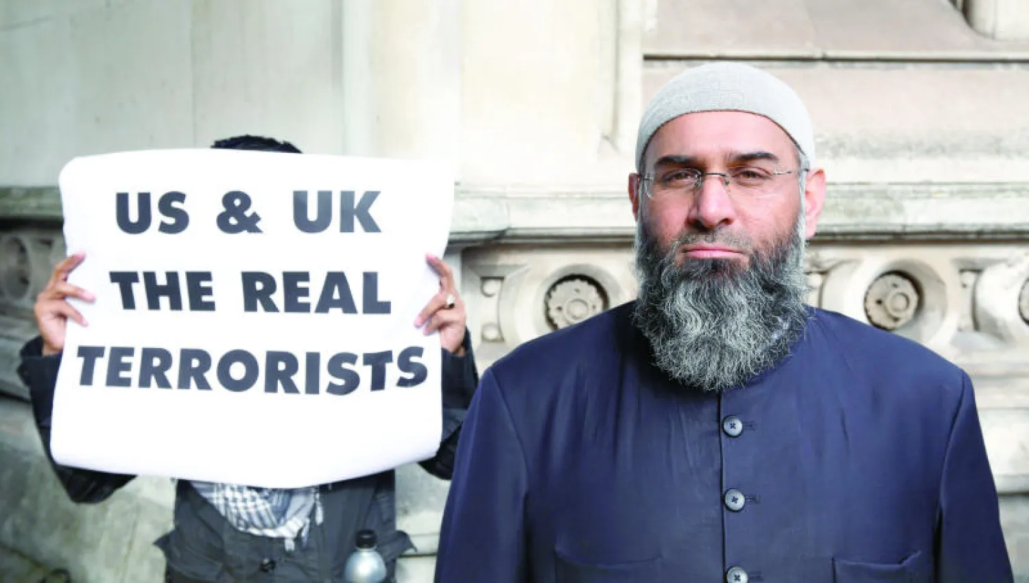 أنجيم تشودري القيادي الأصولي يقود حملة تظاهر ضد ترحيل أبو حمزة المصري  إلى الولايات المتحدة أمام محكمة الأولد بيلي في أكتوبر 2012  (رويترز)