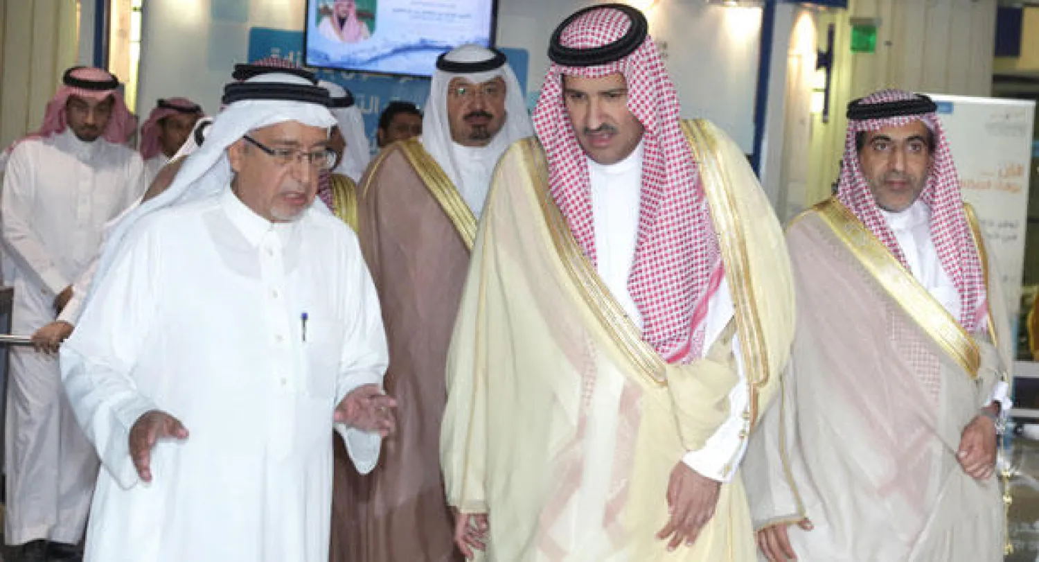 الأمير فيصل بن سلمان مع المهندس عبد الله الحصين في مقر الوزارة في الرياض أمس (واس)