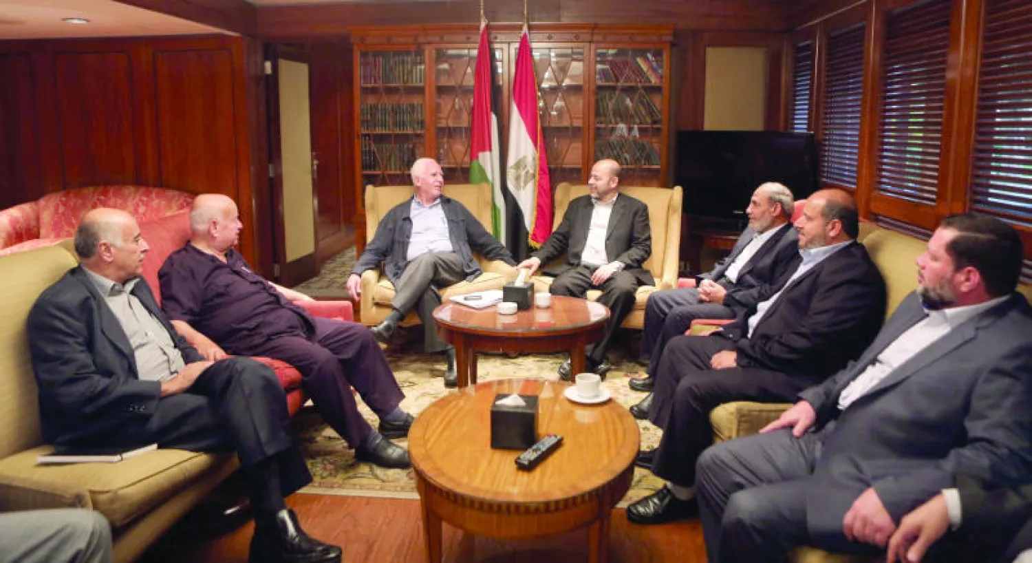 وفدا حركتي حماس وفتح في أحد فنادق القاهرة قبل استئناف مفاوضات المصالحة أمس (إ.ب.أ)