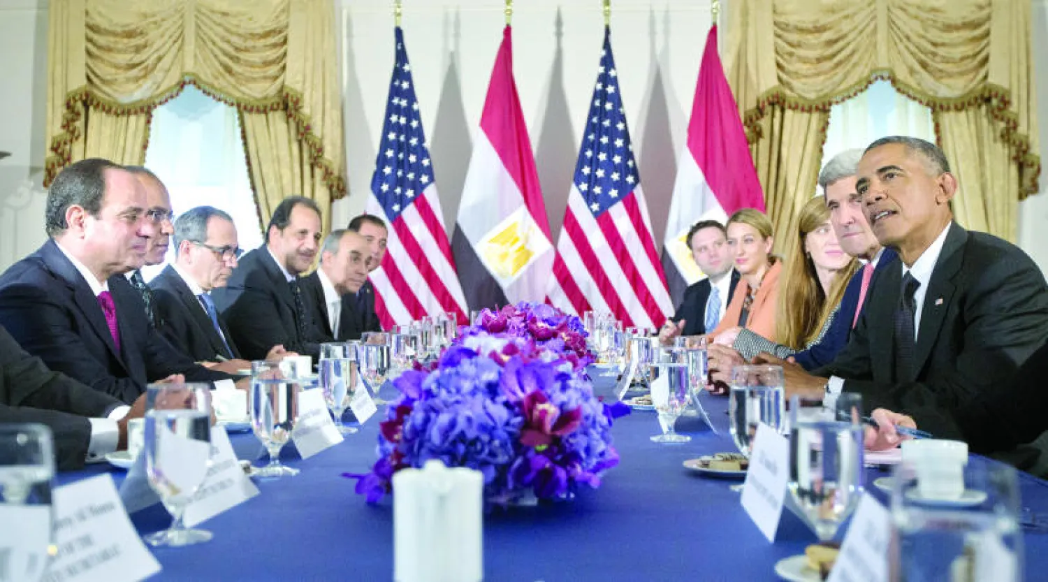 الرئيس الأميركي باراك أوباما والوفد المرافق له في مواجهة الوفد المصري برئاسة نظيره المصري عبد الفتاح السيسي في اللقاء الأول بينهما الذي استغرق نحو ساعة في نيويورك أمس (أ.ب)