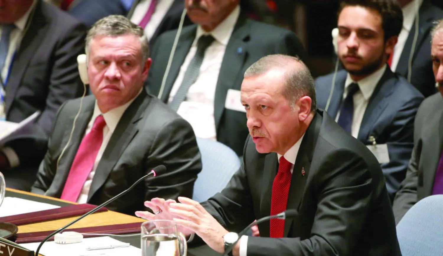 الرئيس التركي رجب طيب إردوغان يلقي كلمته في مجلس الأمن.. ويبدو إلى يمينه العاهل الأردني الملك عبد الله الثاني (إ. ب. أ)