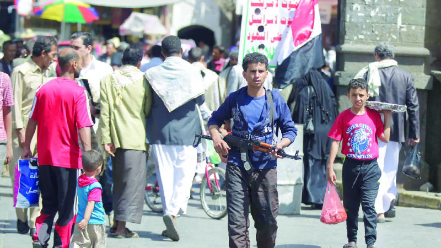 مسلح من الحوثيين في إحد أسواق صنعاء (رويترز)