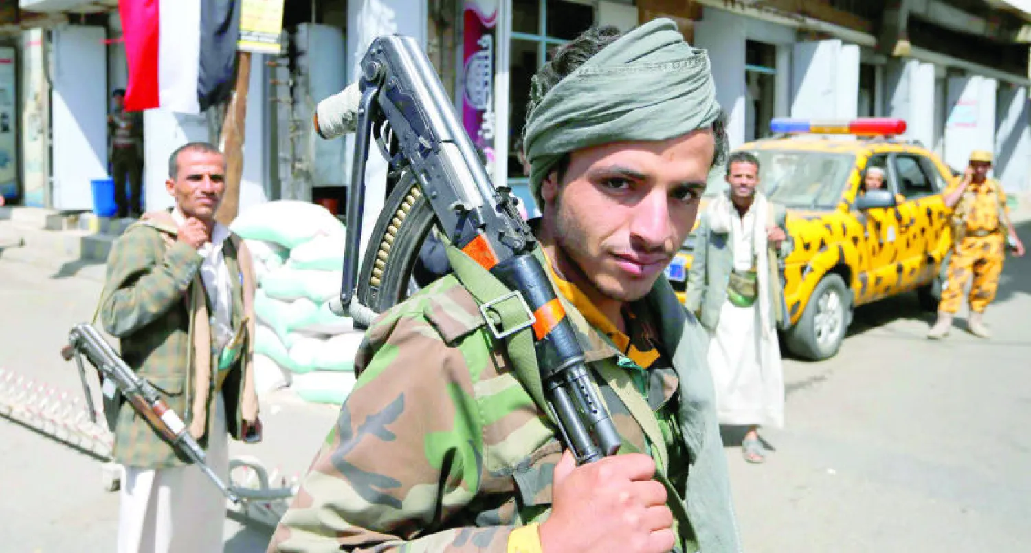 مسلحون بالزي الأمني في وسط صنعاء أمس (رويترز)