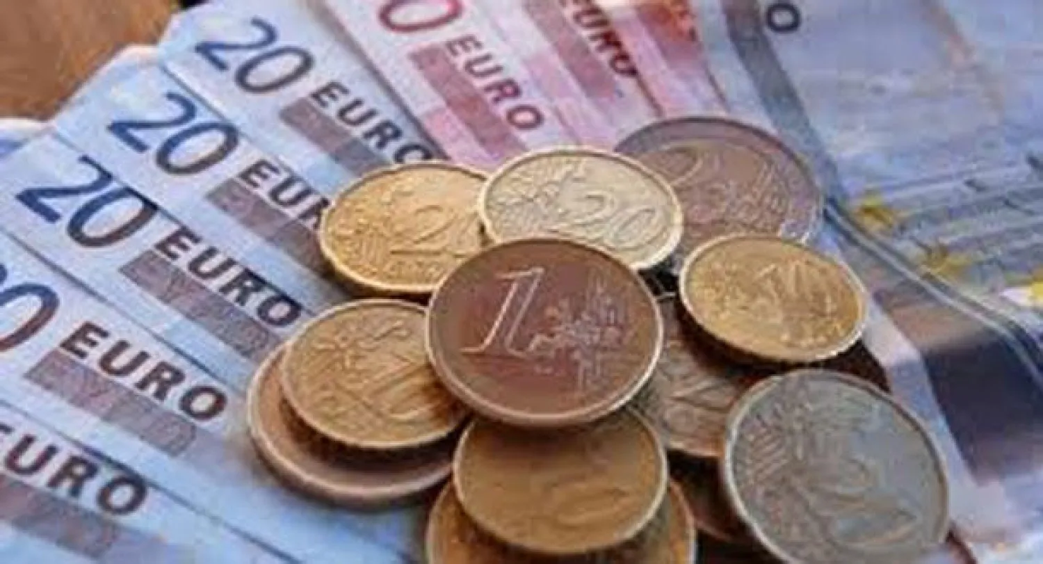 اليورو يهوي إلى أدنى مستوياته خلال عامين تقريبا بسبب مخاوف اقتصادية