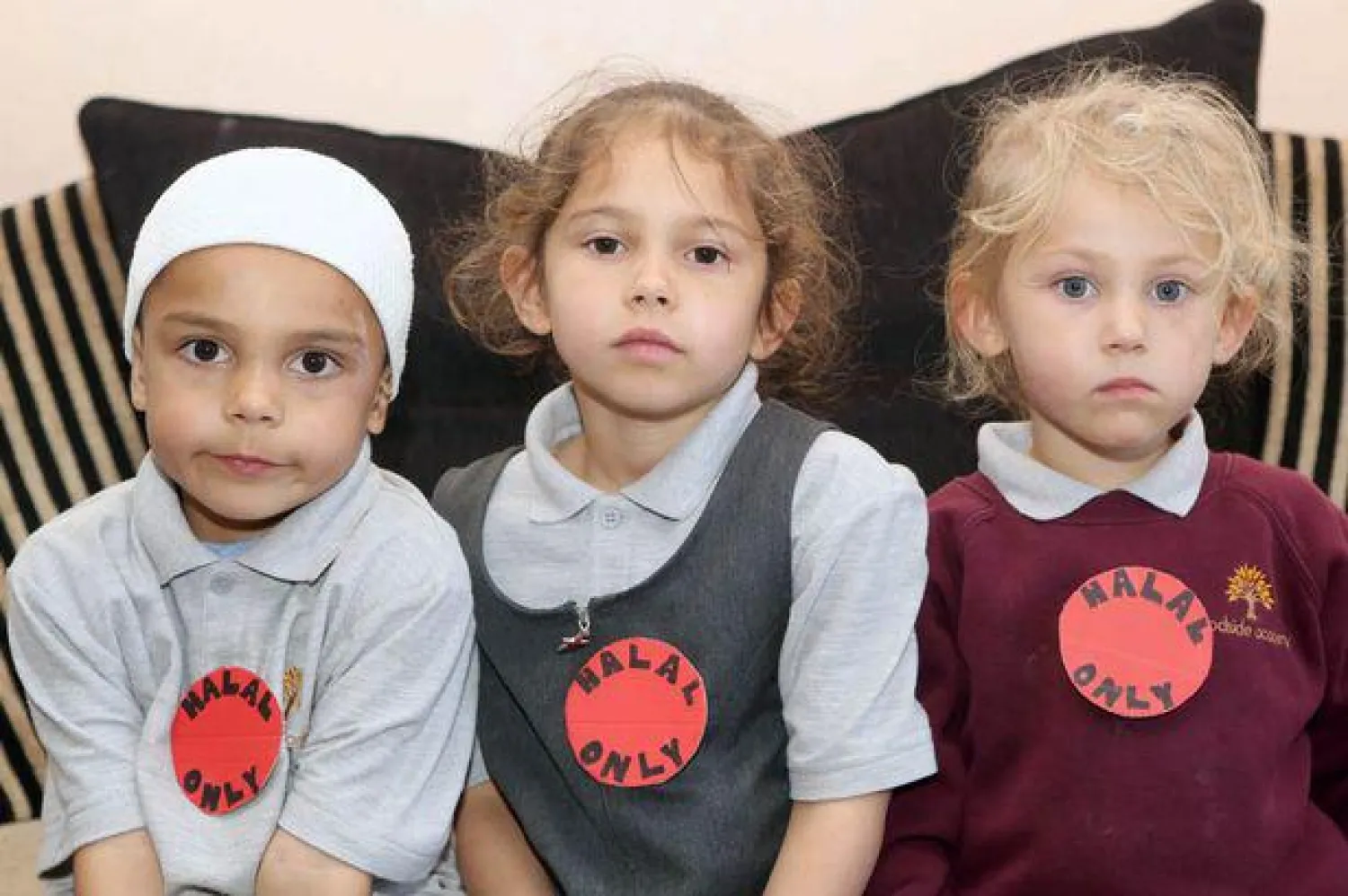 عائلة ترسل أولادها للمدرسة بقمصان «حلال فقط»