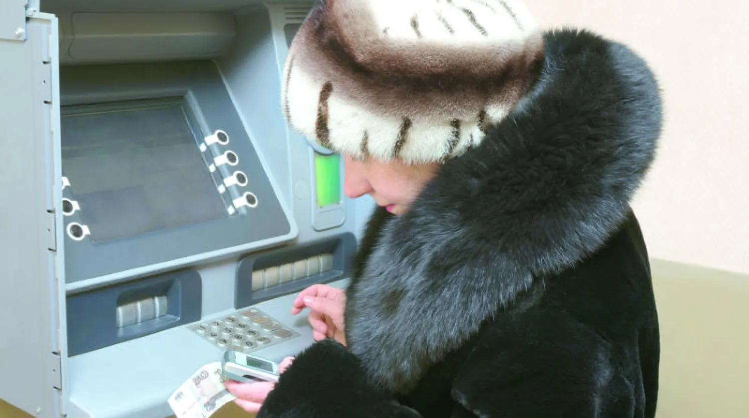 مستوى قياسي منخفض للروبل الروسي.. وأسهم «سيستما» تواصل تراجعها