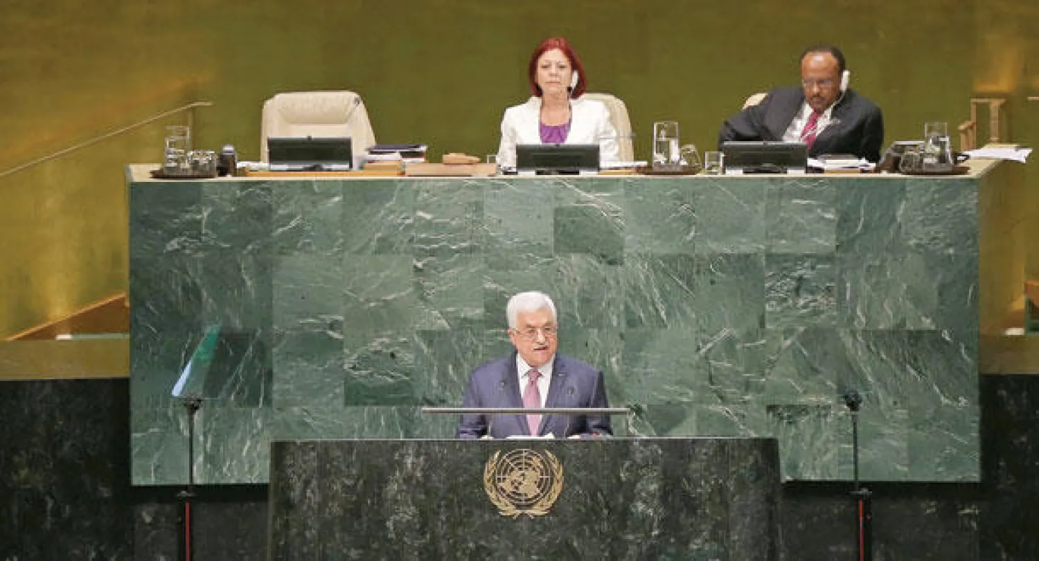 الرئيس الفلسطيني محمود عباس خلال إلقاء كلمته أمام الجمعية العامة للأمم المتحدة في نيويورك أمس (إ.ب.أ)