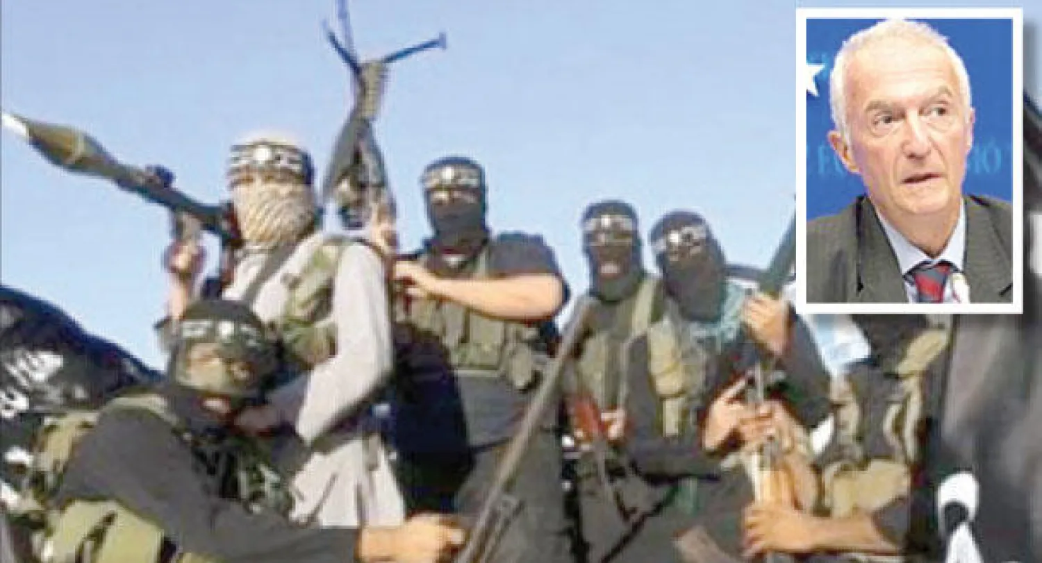 عناصر من {داعش} في الرقة أول من أمس  وفي الاطار جيل دي كيرشوف المسؤول عن ملف مكافحة الإرهاب في الاتحاد الأوروبي («الشرق الأوسط»)