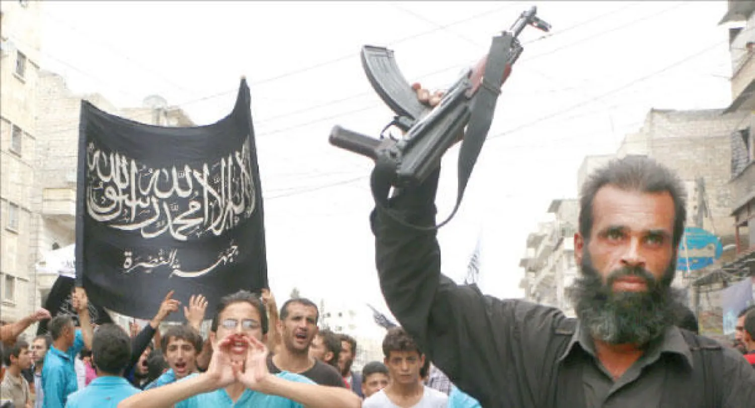 موالون لجبهة النصرة يتظاهرون احتجاجا على استهدافها من قبل طائرات التحالف في حلب أمس (أ.ف.ب)