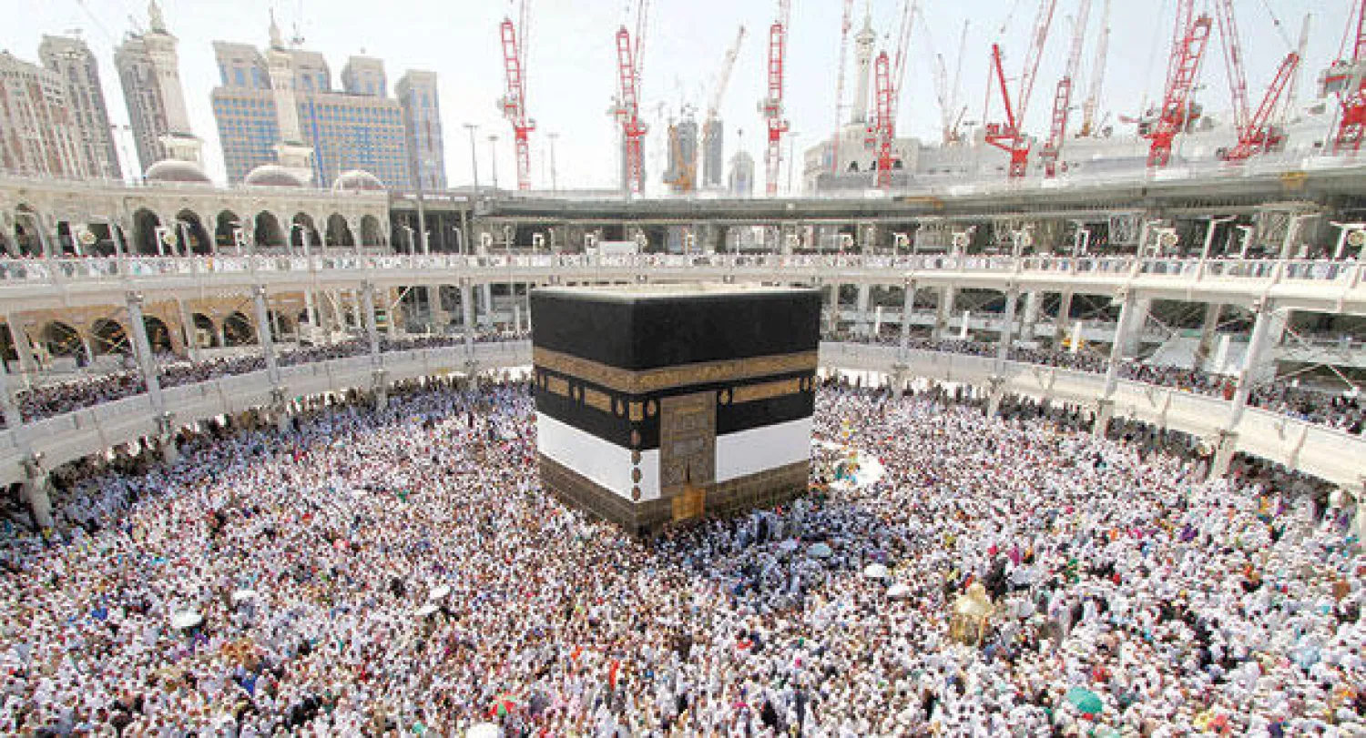 سدنة بيت الله الحرام يتسلمون الكسوة الجديدة للكعبة المشرفة