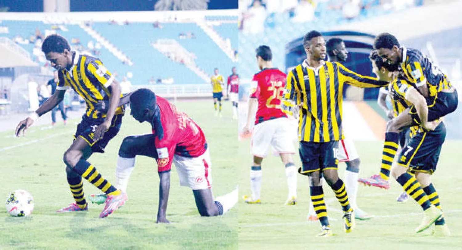 لاعبو الاتحاد فرحون بهدف ماركينهو أمس (تصوير: عبد العزيز النومان)  -  جانب من مباراة الرائد والاتحاد أمس (تصوير: عبد العزيز النومان)