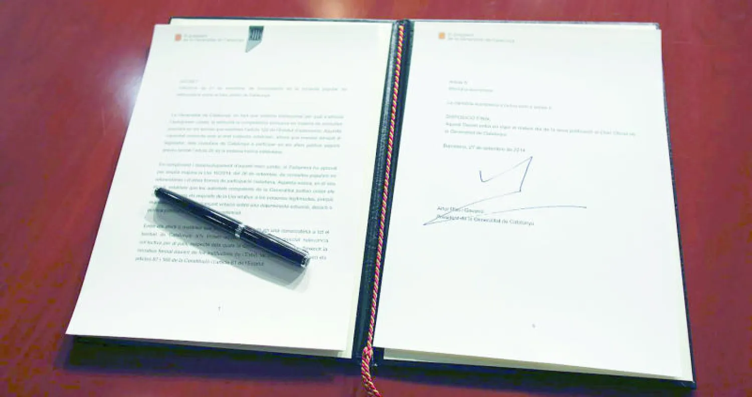 المرسوم الذي وقعه الزعيم الكتالوني أرتور ماس ويدعو لتنظيم الاستفتاء في 9 نوفمبر بمقر الحكومة الإقليمية في برشلونة أمس (رويترز)