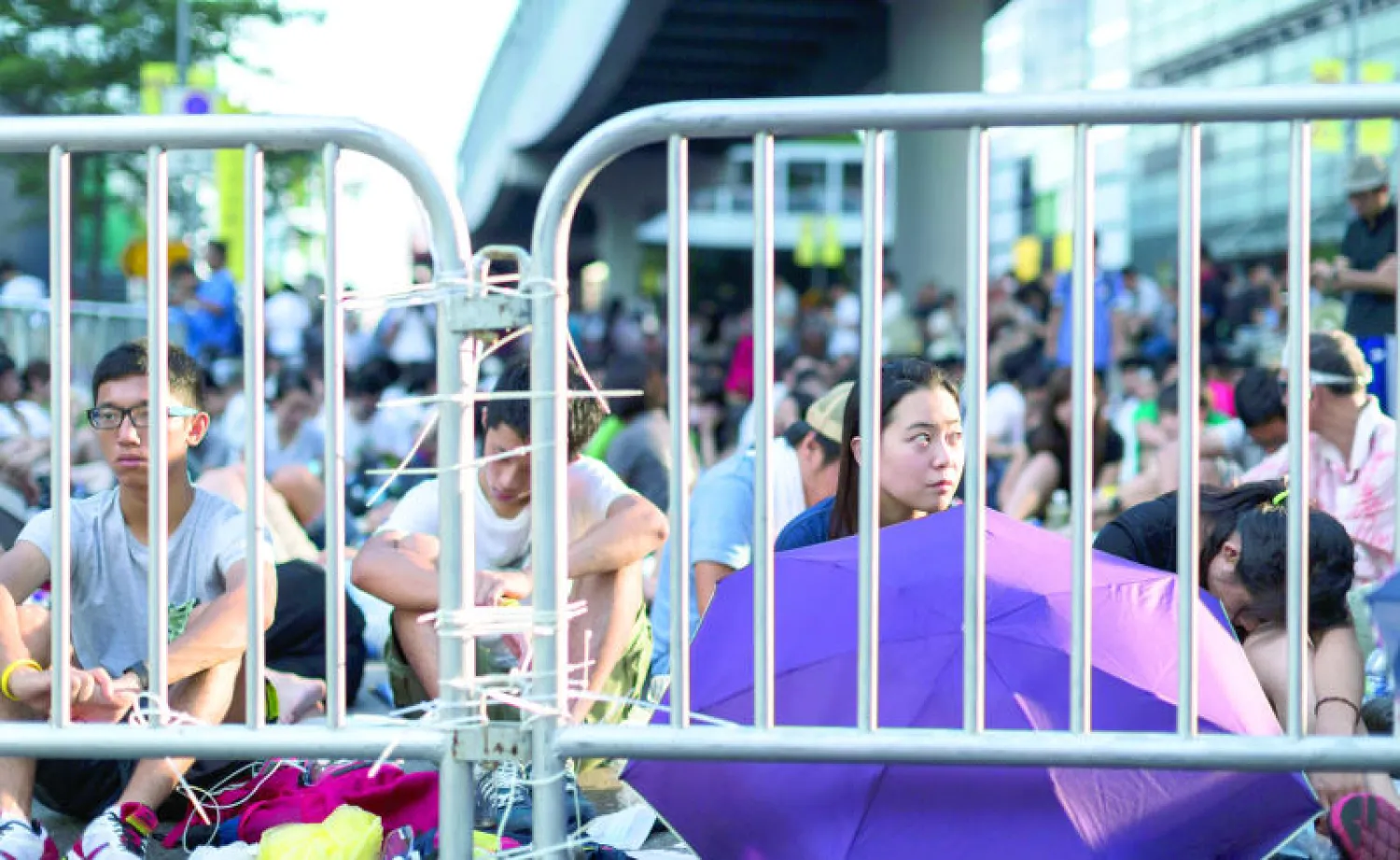 طلاب يتظاهرون خارج مقر الحكومة في هونغ كونغ أمس (إ.ب.أ)