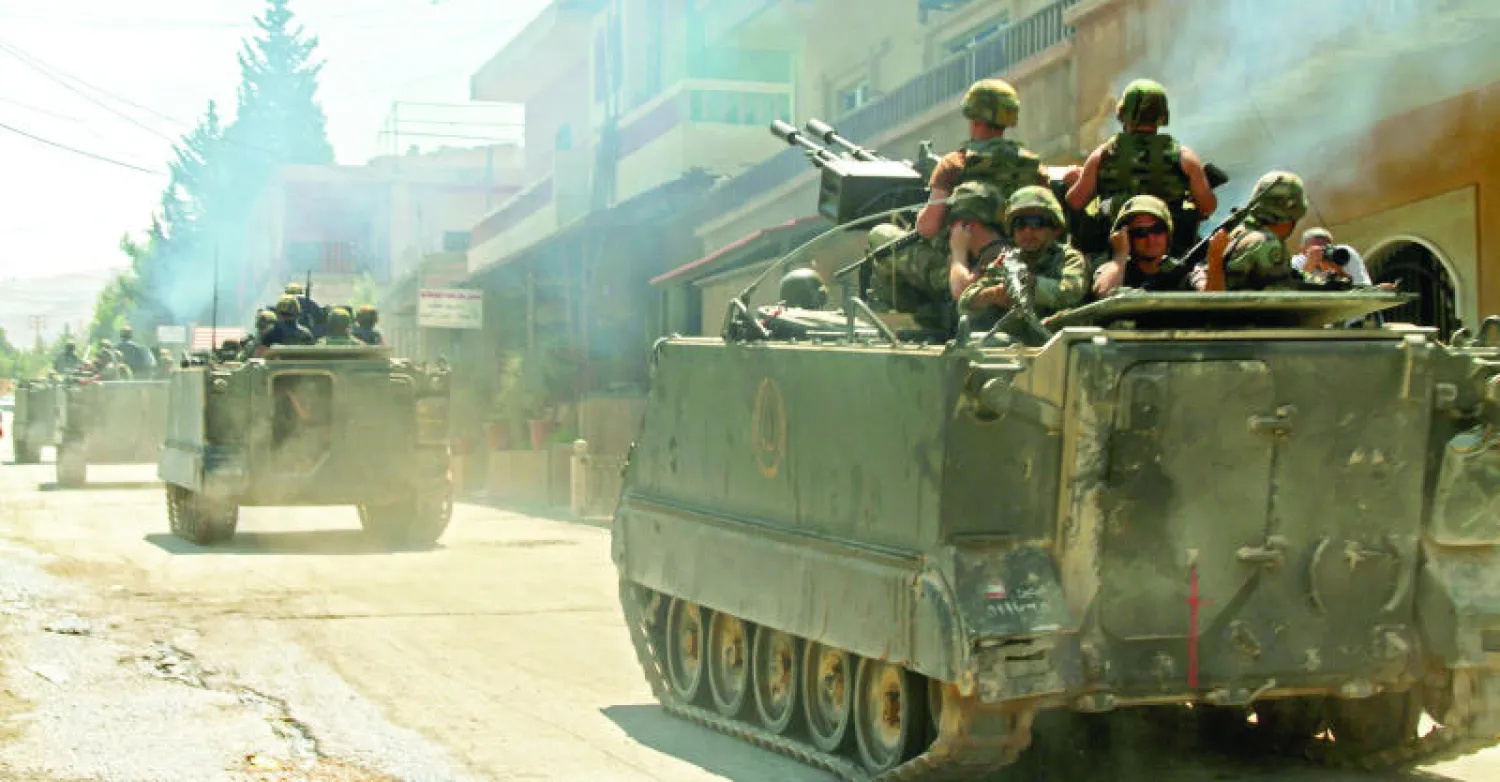 ناقلات جنود تابعة للجيش اللبناني لدى دخولها بلدة عرسال على الحدود السورية في اغسطس الماضي (إ.ب.أ)