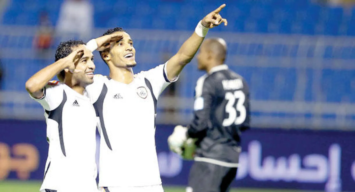 نايف هزازي يحتفل مع زميله عبده عطيف بهدفه في مرمى نجران (تصوير: عبد العزيز النومان)