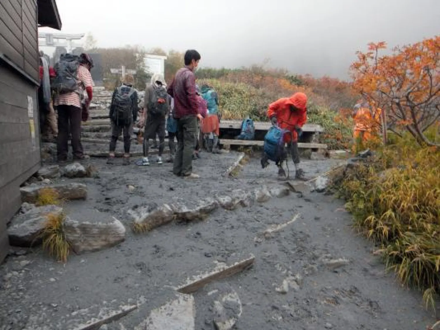 بركان يثور في اليابان ويسفر عن طمر 7 أشخاص 