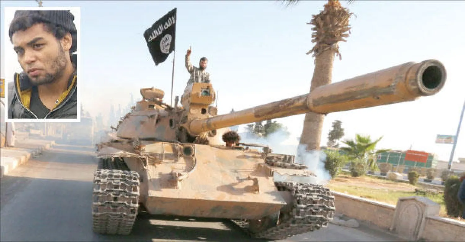 جيجوين ديمتري.. محاكمته تنطلق غدا في مدينة أنتويرب شمال بلجيكا («الشرق الأوسط»)، صورة أرشيفية لأحد عناصر {داعش} يستعرض قوة التنظيم فوق دبابة في محافظة الرقة في يوليو الماضي (رويترز)