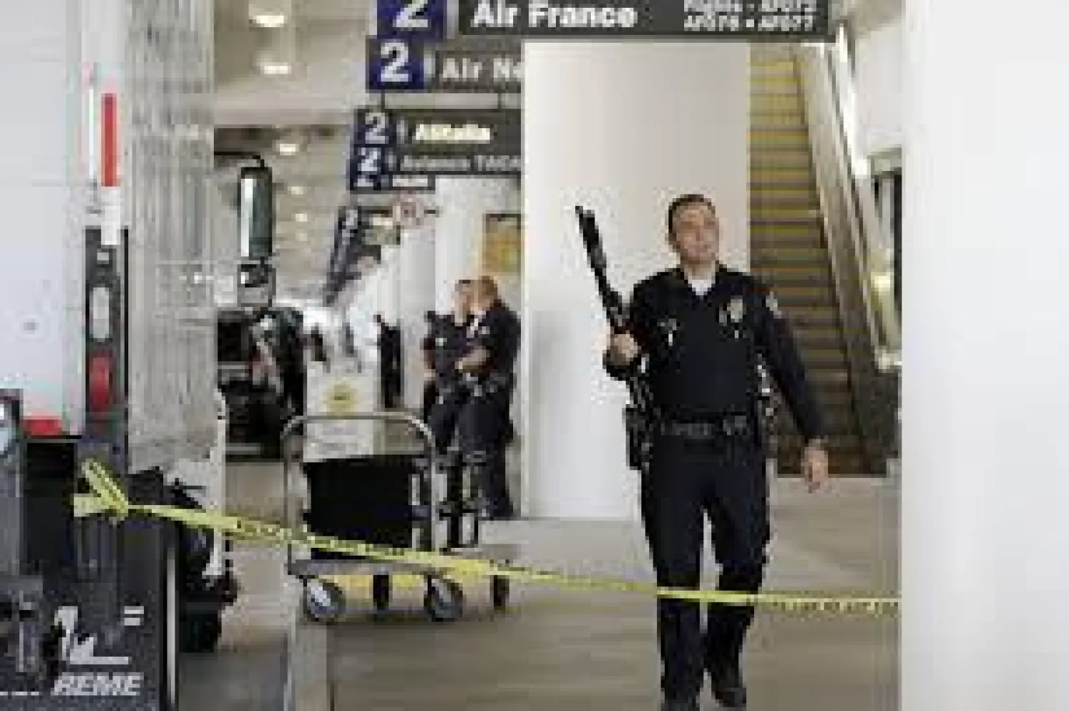 موظف يعطل حركة الطيران في شيكاغو لينتحر