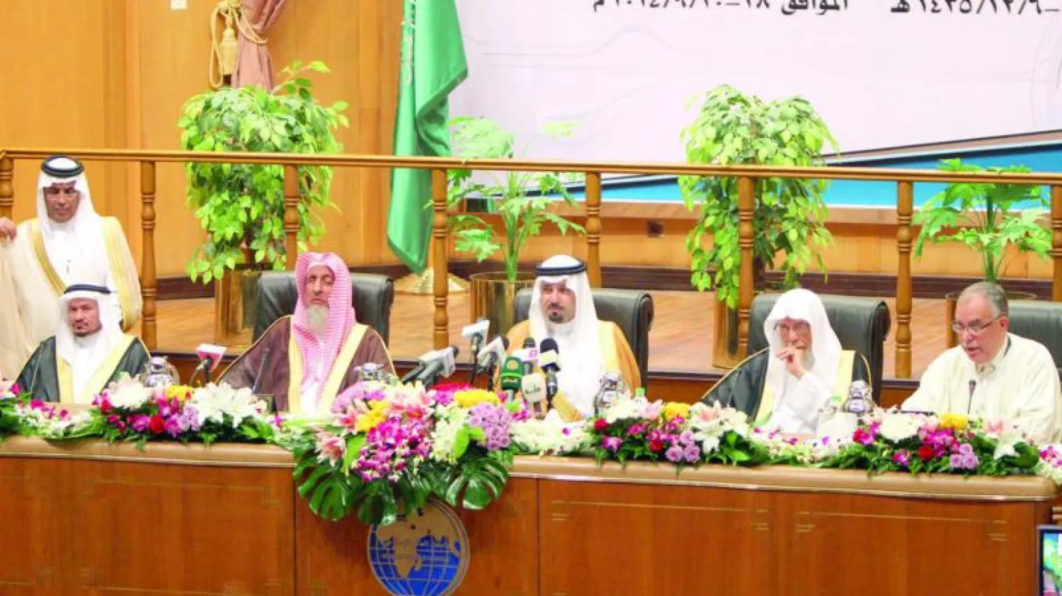 الأمير مشعل بن عبد الله يلقي كلمة خادم الحرمين الشريفين في مؤتمر مكة المكرمة الخامس عشر أمس (تصوير: أحمد حشاد)