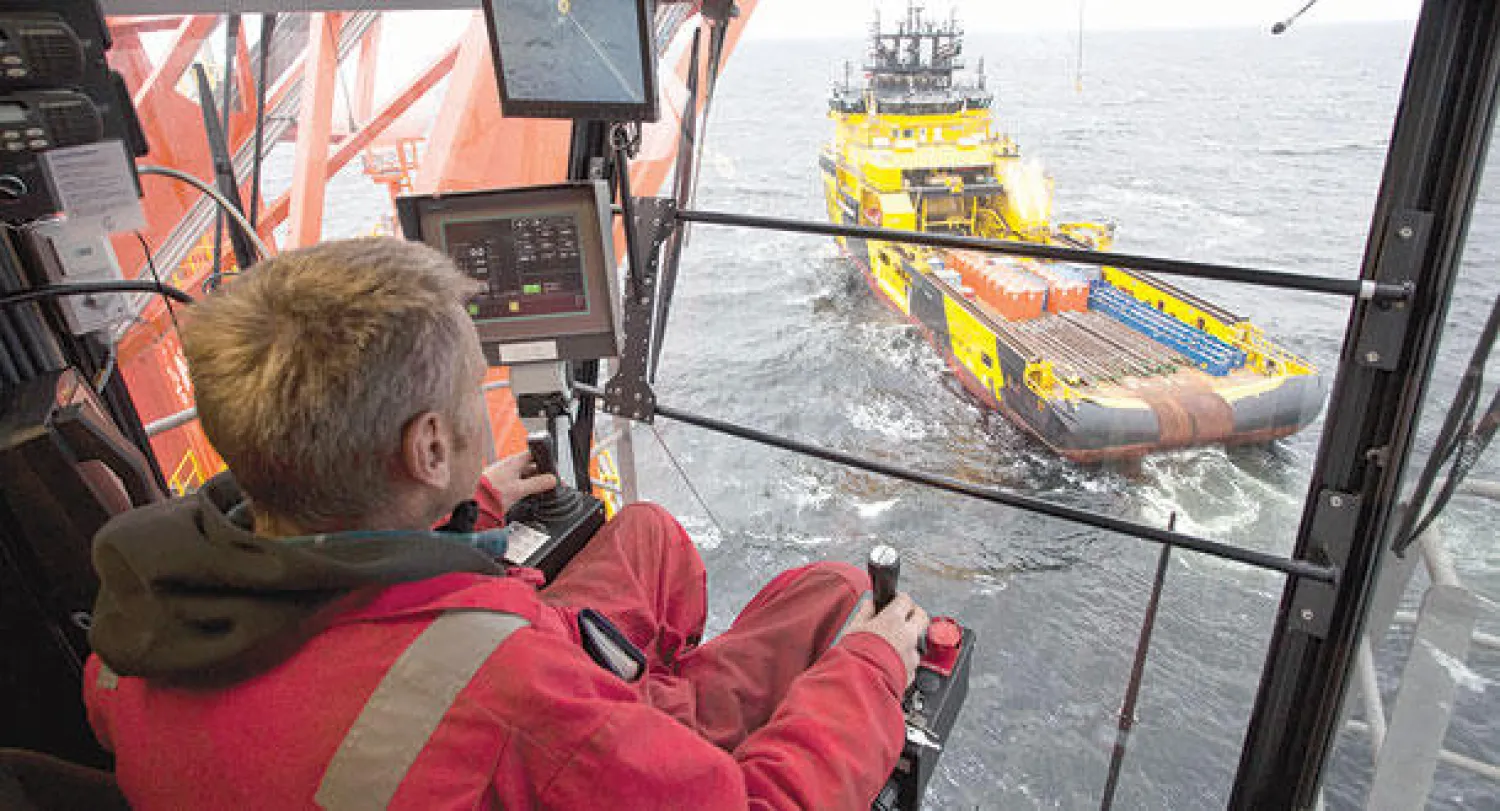 موظف في شركة «روسنفت النفطية» التي أعلنت أول من أمس وشريكتها الأميركية «إكسون موبيل» عثورها على النفط في بئر استكشافية ببحر كارا الواقع في المحيط المتجمد الشمالي (أ.ب)