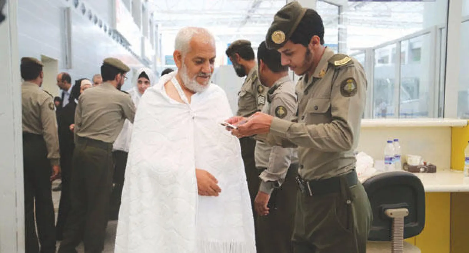 لحظة وصول ضيوف خادم الحرمين الشريفين من ذوي شهداء فلسطين إلى مطار الملك عبد العزيز الدولي بجدة (واس)