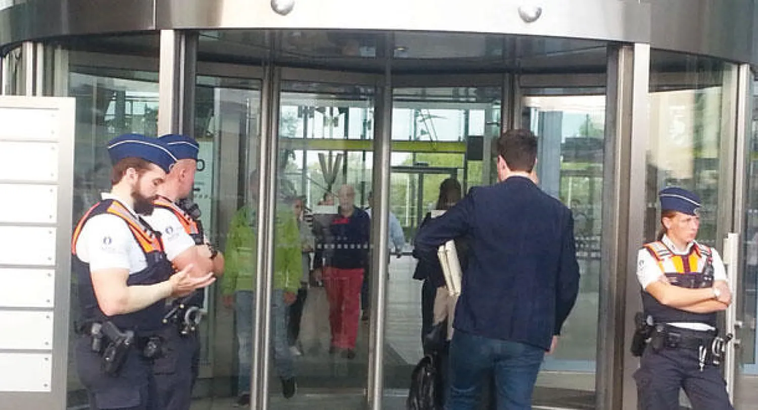 الشرطة البلجيكية على مدخل المحكمة في قضية تسفير الشباب وسط إجراءات أمنية مشددة أمس («الشرق الأوسط»)