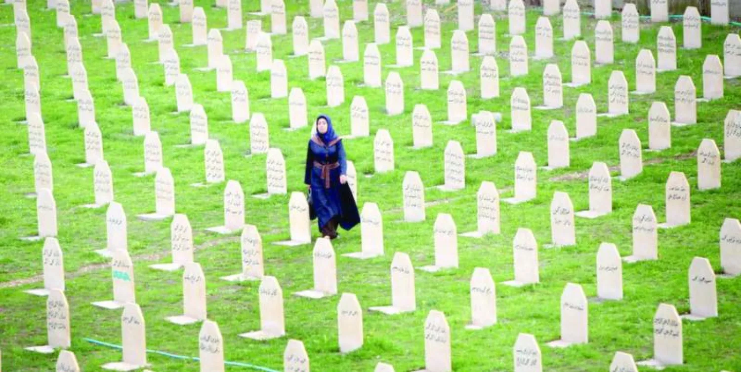 امرأة كردية وسط مقبرة لضحايا القصف الكيماوي في حلبجه (أ.ف.ب)