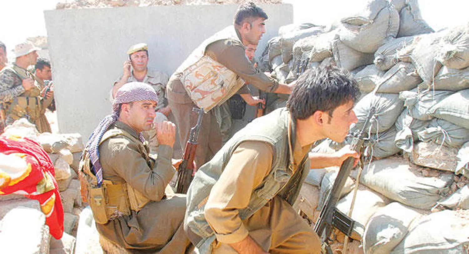 عناصر في البيشمركة الكردية على خط المواجهة مع مسلحي «داعش» قرب بلدة داقوق جنوب كركوك أمس (رويترز)