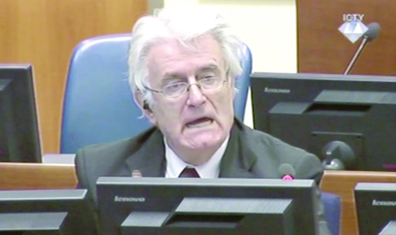 كرادجيتش يتحدث أمام المحكمة الجنائية الدولية الخاصة بيوغوسلافيا السابقة في لاهاي أمس (أ..ب)
