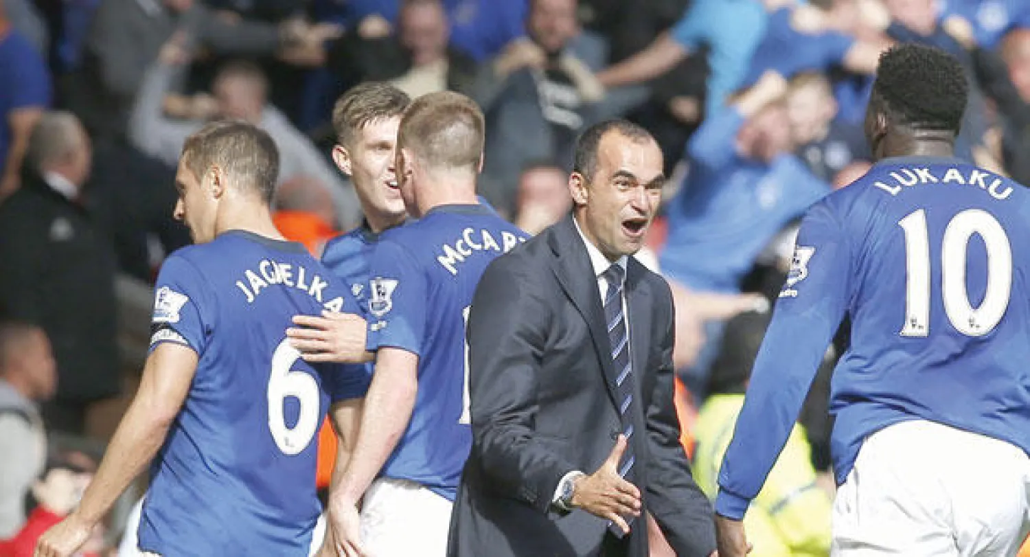 لاعبو إيفرتون ومدربهم مارتينيز المنتشون بالتعادل مع ليفربول يأملون التقدم خطوة جديدة في الدوري الأوروبي (رويترز)