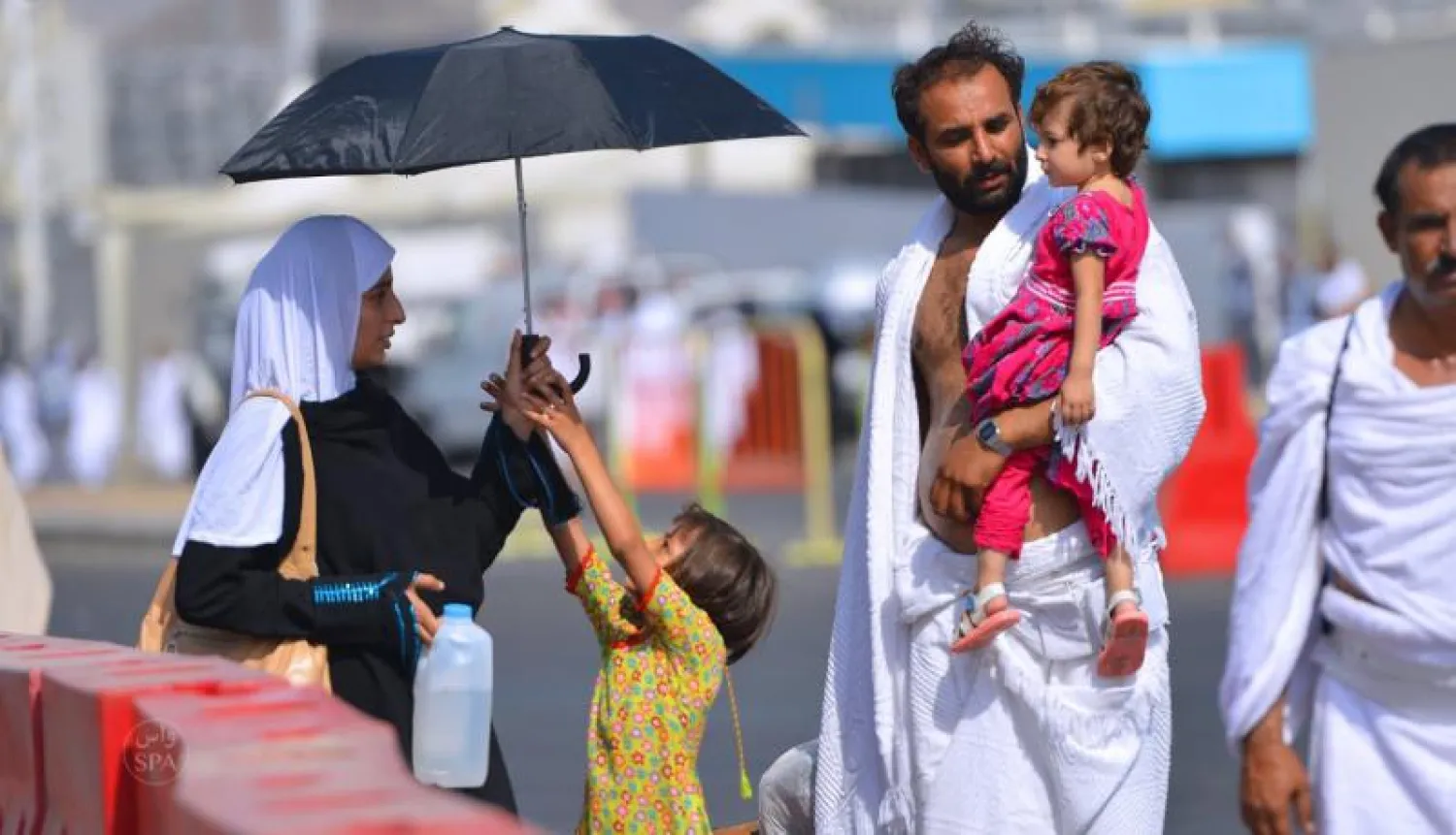 الحجاج في طريقهم إلى منى للمبيت في شعيرة من شعائر الحج 