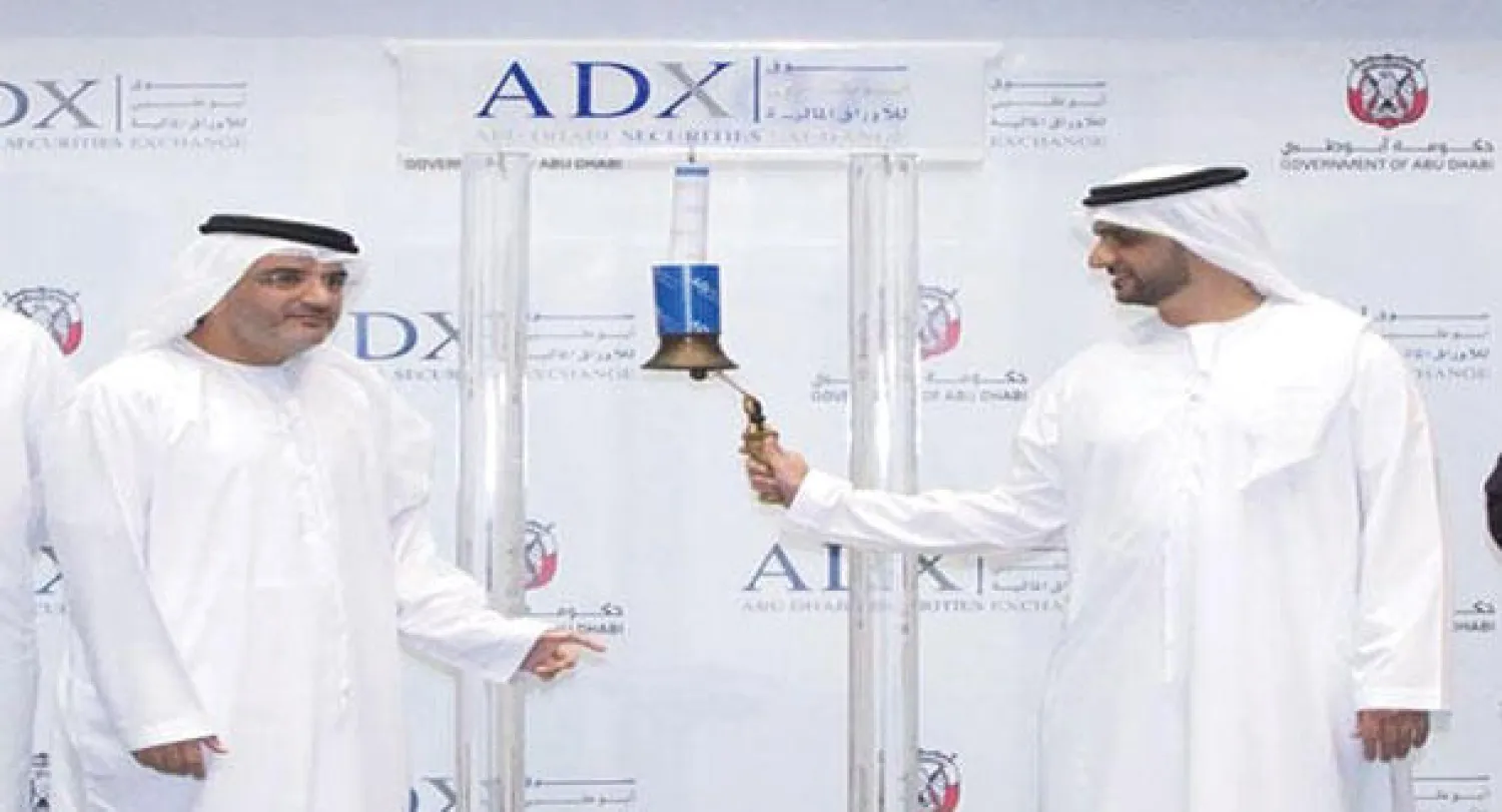 محمد الهاملي وراشد البلوشي الرئيس التنفيذي لسوق أبوظبي للأوراق المالية خلال إعلان إدراج السندات (وام)