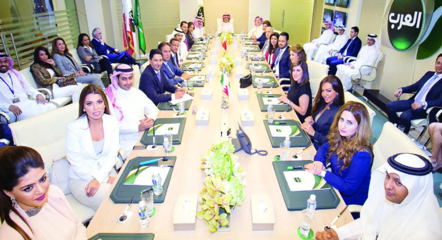 الأمير الوليد بن طلال مع طاقم القناة