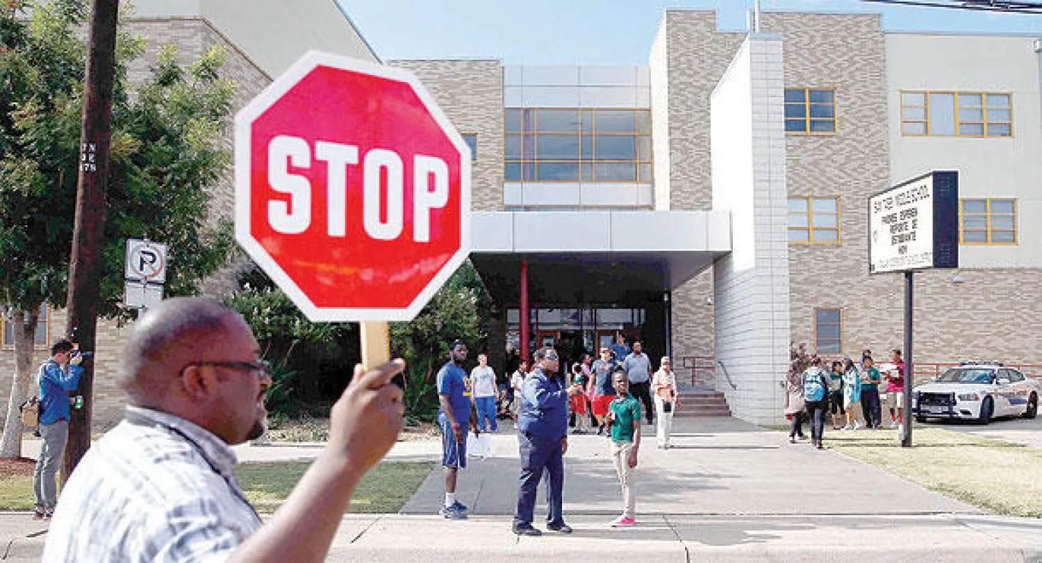 طلبة أمام مدرسة ثانوية {سان تاس بي} في تكساس بعد فصل زملائهم  إثر احتكاكهم بمصاب بإيبولا أول من أمس (أ.ف.ب)