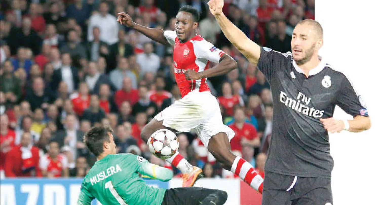 بنزيمة سجل هدف الفوز لريال مدريد رادا على المشككين في قدراته (إ.ب.أ) ويلبيك نجم آرسنال الجديد يسدد من فوق حارس غلاطة سراي ليسجل أحد أهدف ثلاثيته (رويترز)