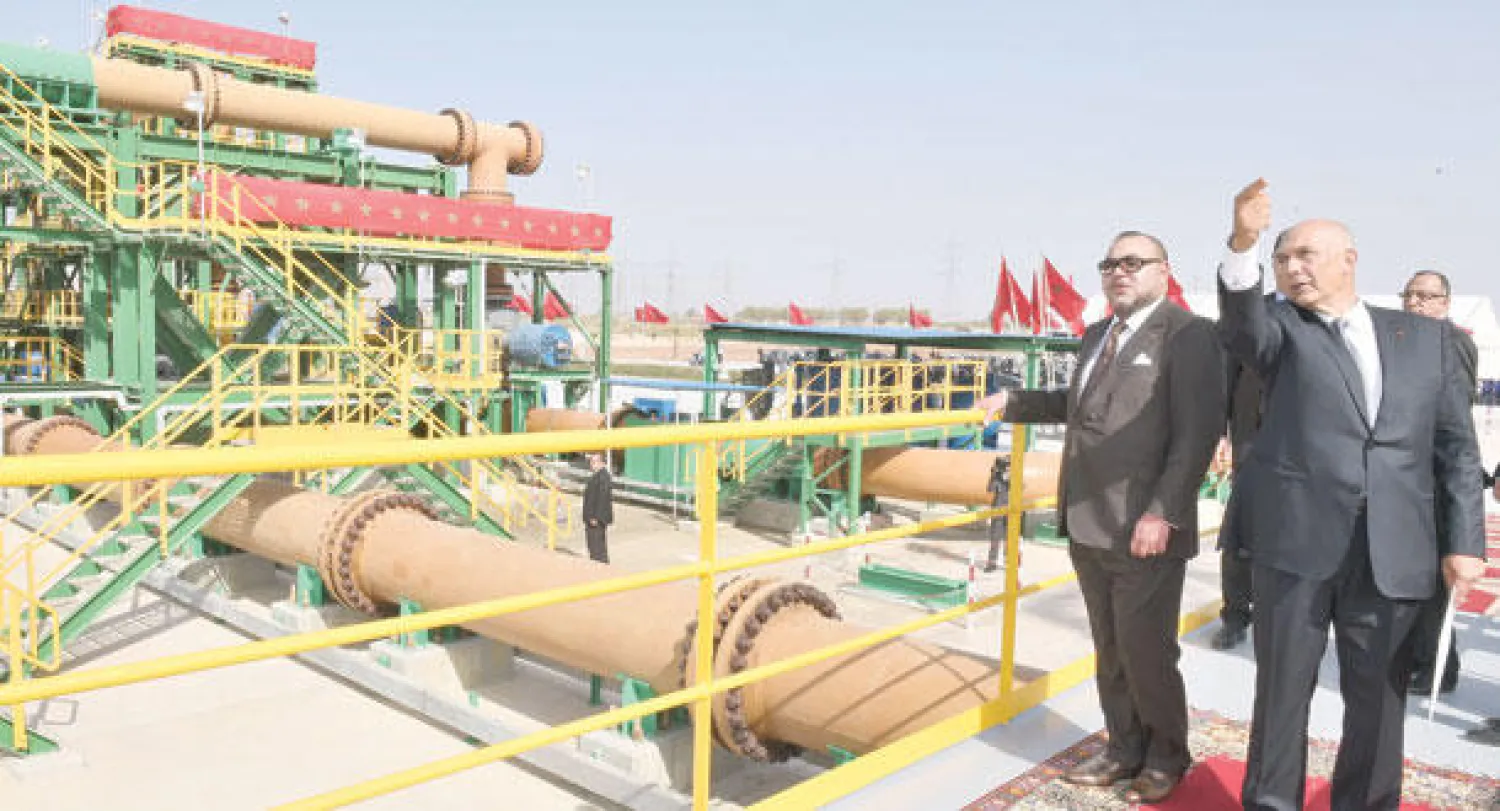 العاهل المغربي الملك محمد السادس أثناء تفقده مصنع الفوسفات الجديد في المغرب («الشرق الأوسط»)