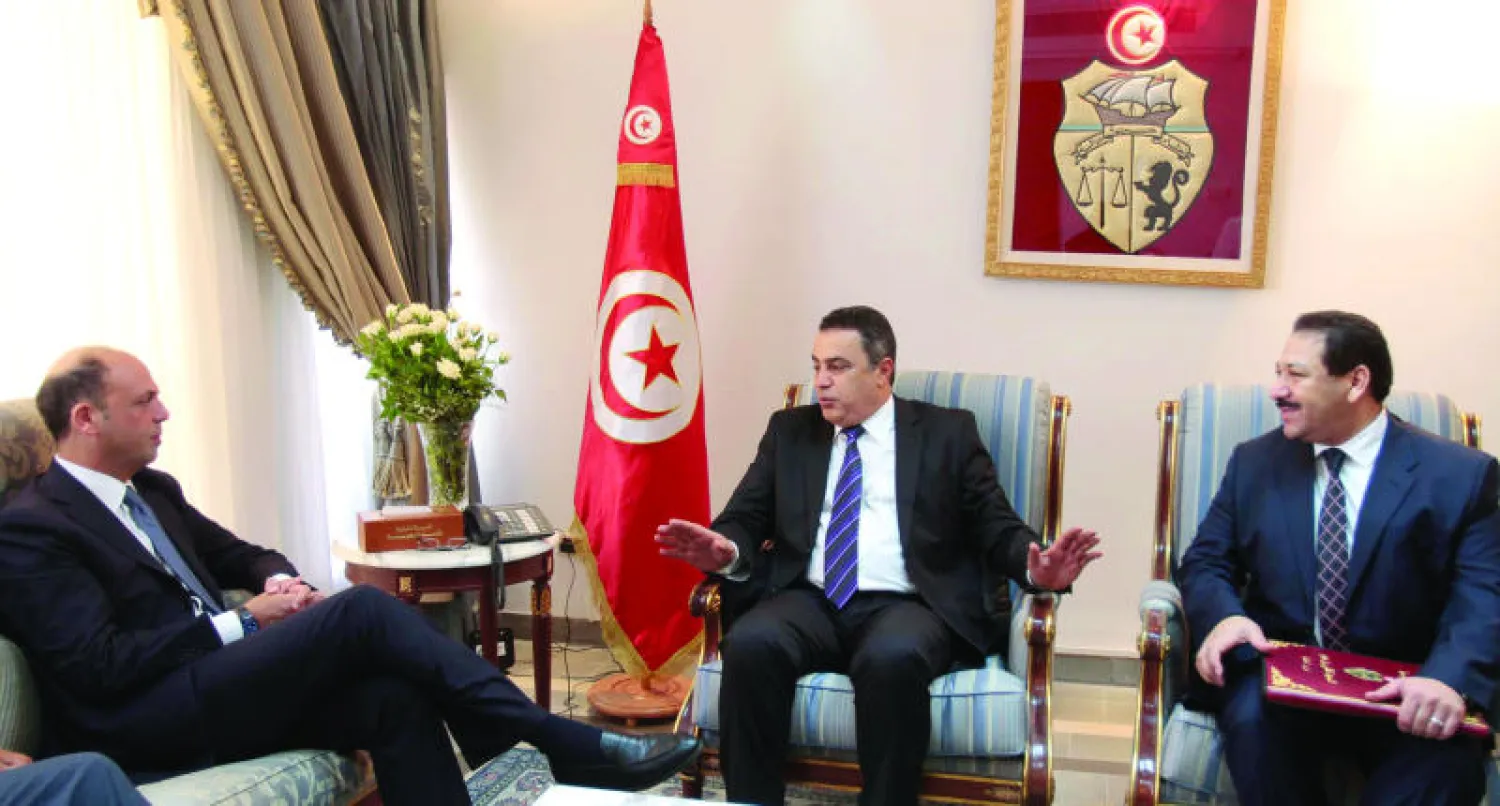 رئيس وزراء تونس مهدي جمعة مع وزير الداخلية لطفي بن جدو خلال لقائهما مع وزير الداخلية الايطالي انجلينو الفانو بتونس أمس (رويترز)