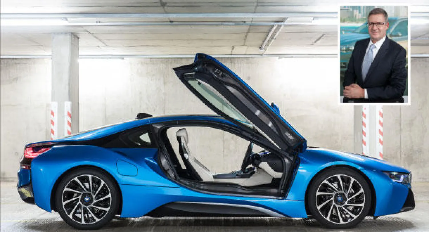 سيارة«إكس 4» الجديدة تماما وفي الاطار مدير الشركة الإقليمي الجديد يوهانس سايبرت