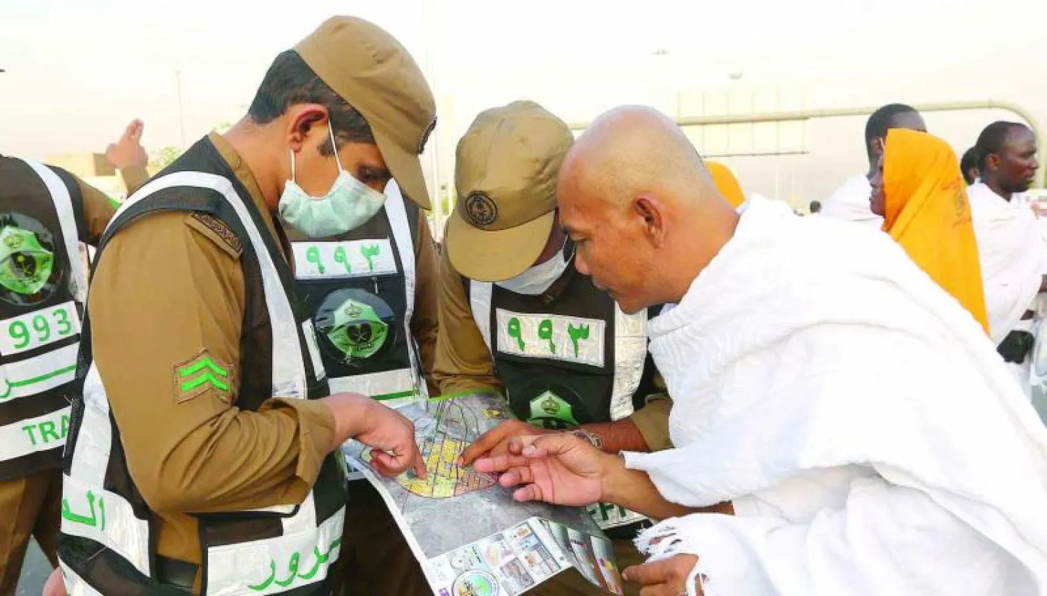 حاج يتلقى المساعدة من رجال الأمن بعد أن ضل طريقه في عرفة أمس  (تصوير: عبد الله بازهير)