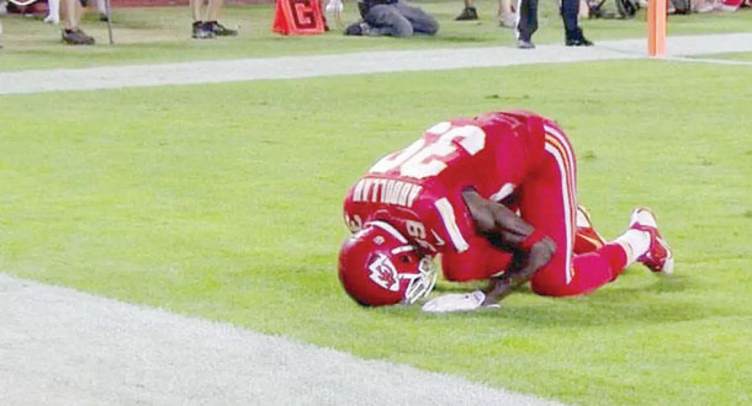 السجود في الملاعب محرم في أميركا