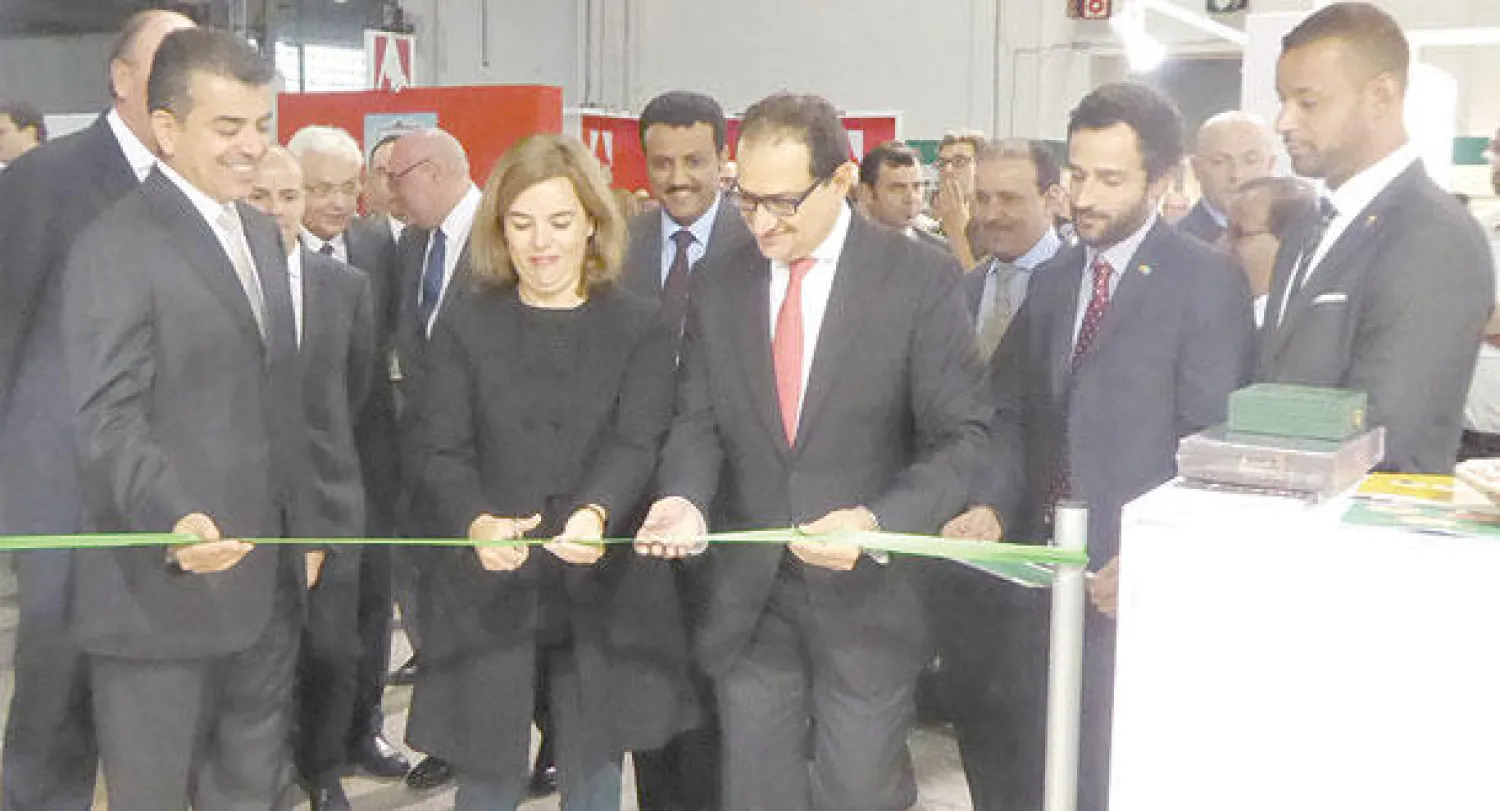 نائبة رئيس الحكومة الإسبانية مع السفير السعودي الأمير منصور بن خالد أثناء افتتاح المعرض