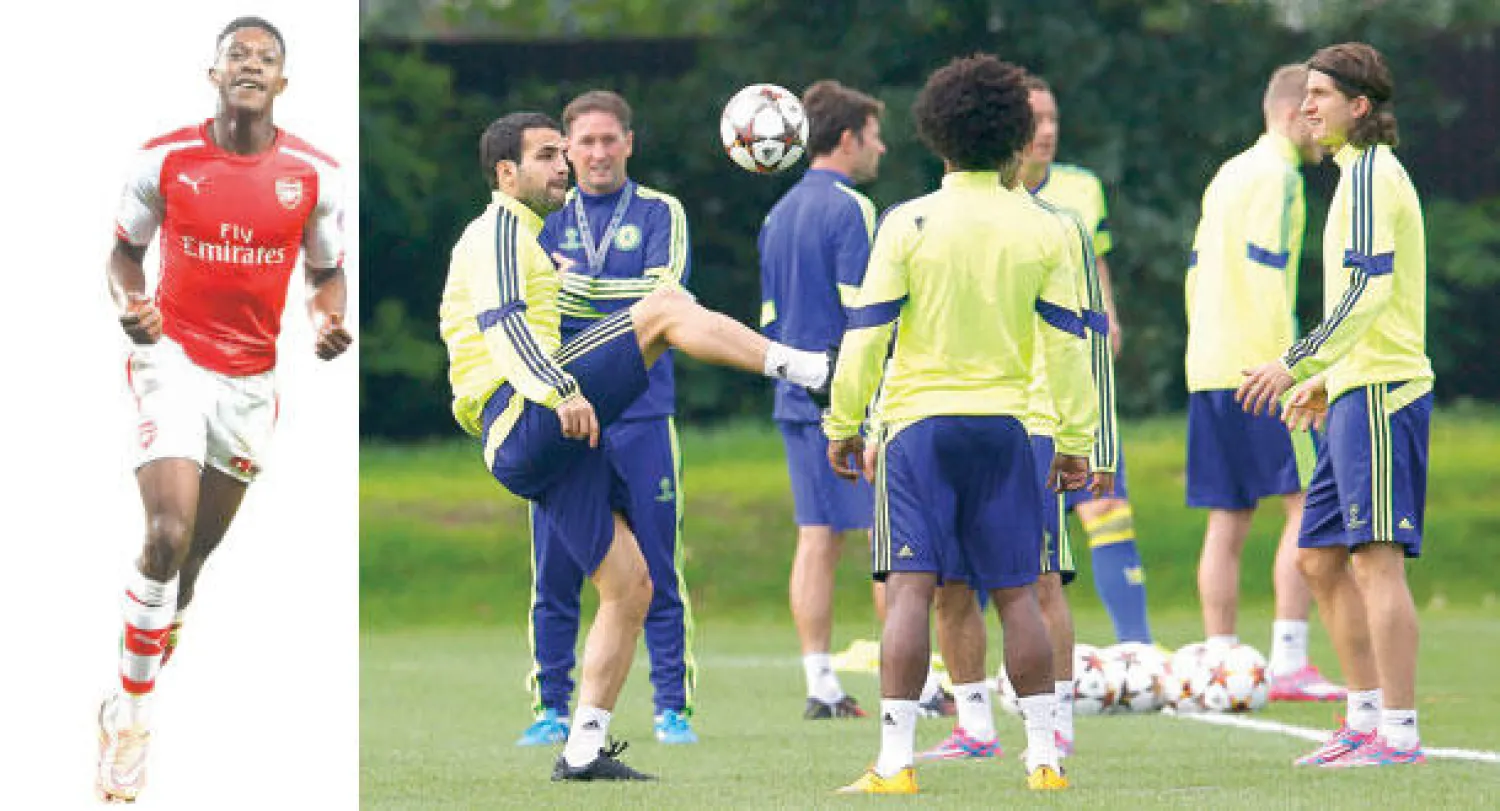 فابريغاس نجم تشيلسي (يسار) يستعرض بالكرة بين زملائه قبل المواجهة العاطفية أمام فريقه الأسبق آرسنال (رويترز)  -  ويلبيك المنتشي يأمل أن يكون ورقة آرسنال الرابحة (أ.ب)