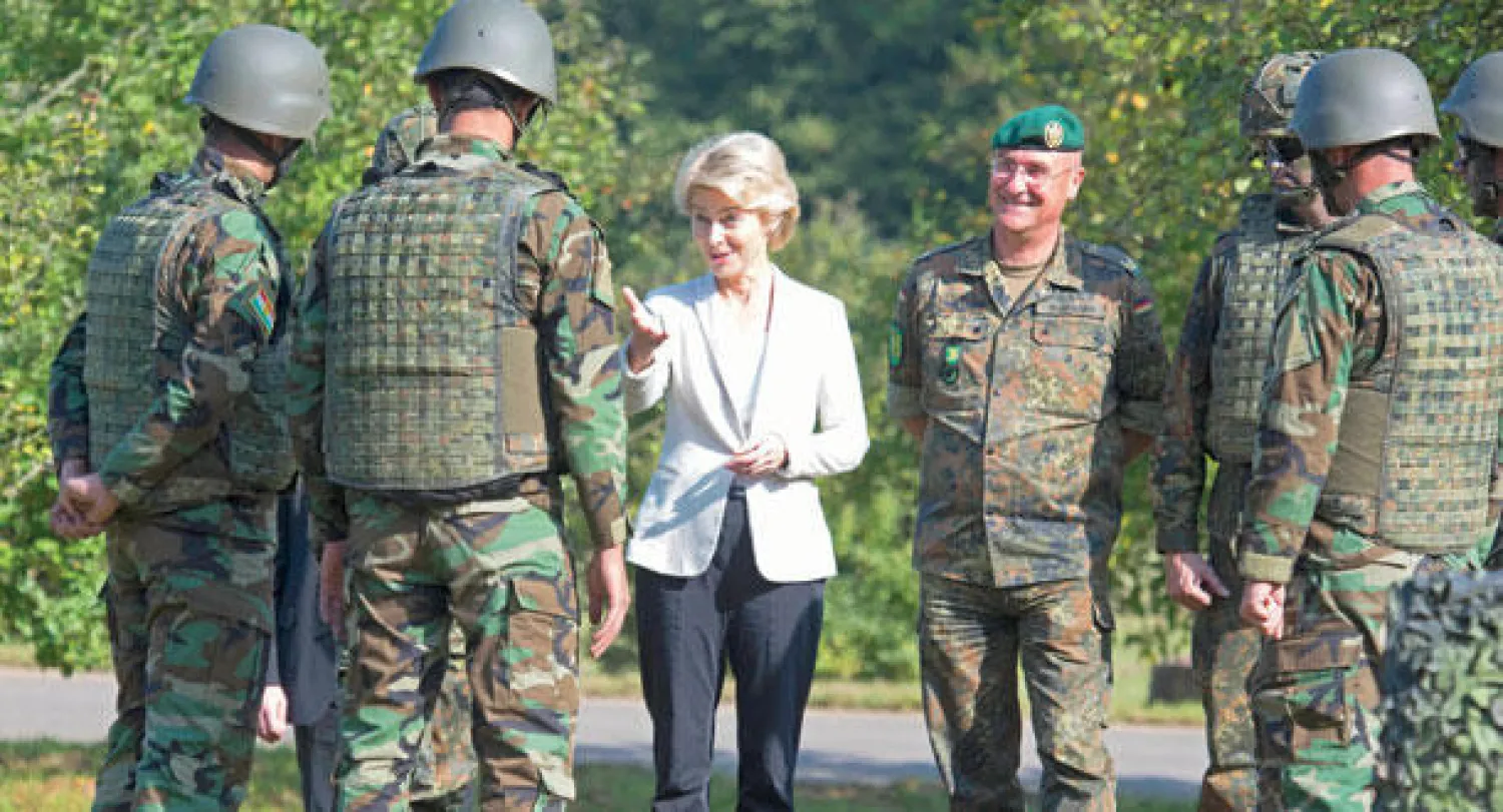 وزيرة الدفاع الألمانية ارسولا فون دير لاين تتفقد سير تدريب بعض ضباط وجنود البيشمركة من أكراد العراق في معسكر ألماني أول من أمس (أ.ب)