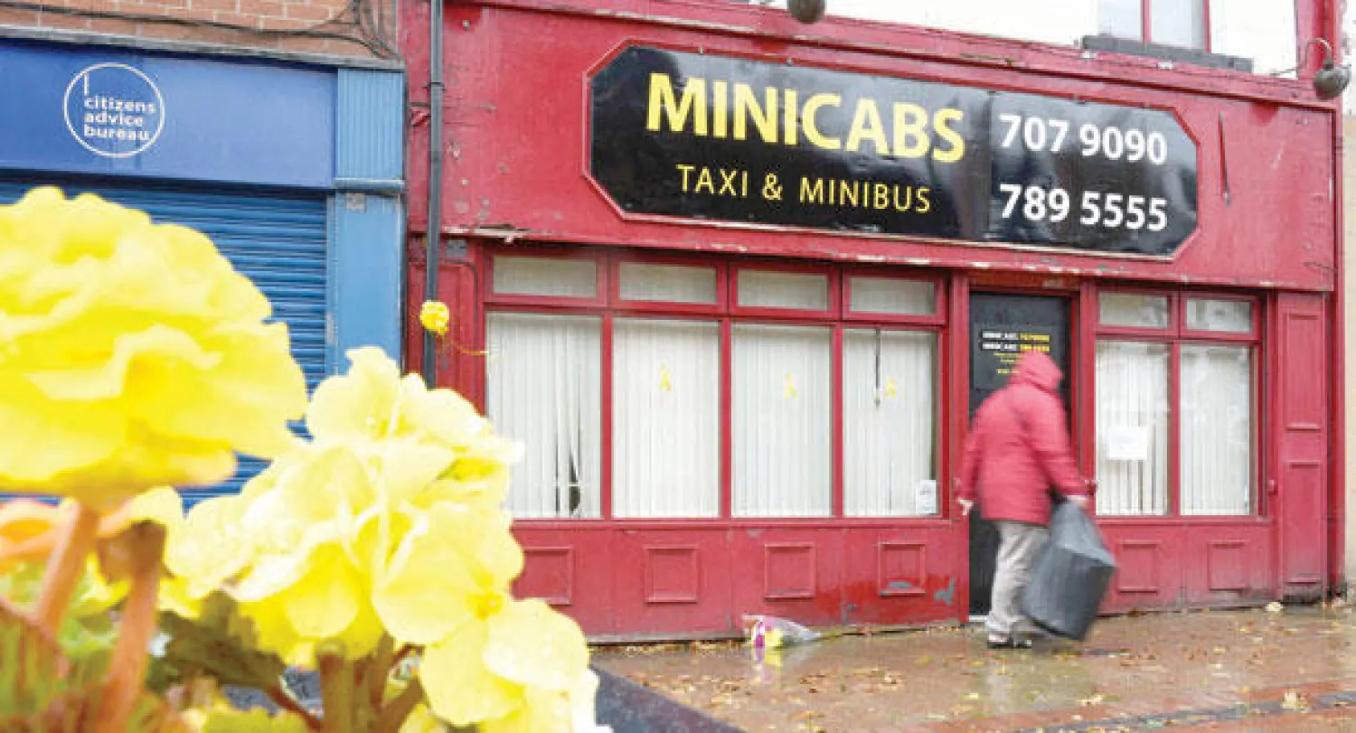 ورود قرب مكتب تأجير السيارات الذي عمل فيه الرهينة البريطاني آلن هينينغ في إيكلز شمال غربي إنجلترا (أ. ف. ب)