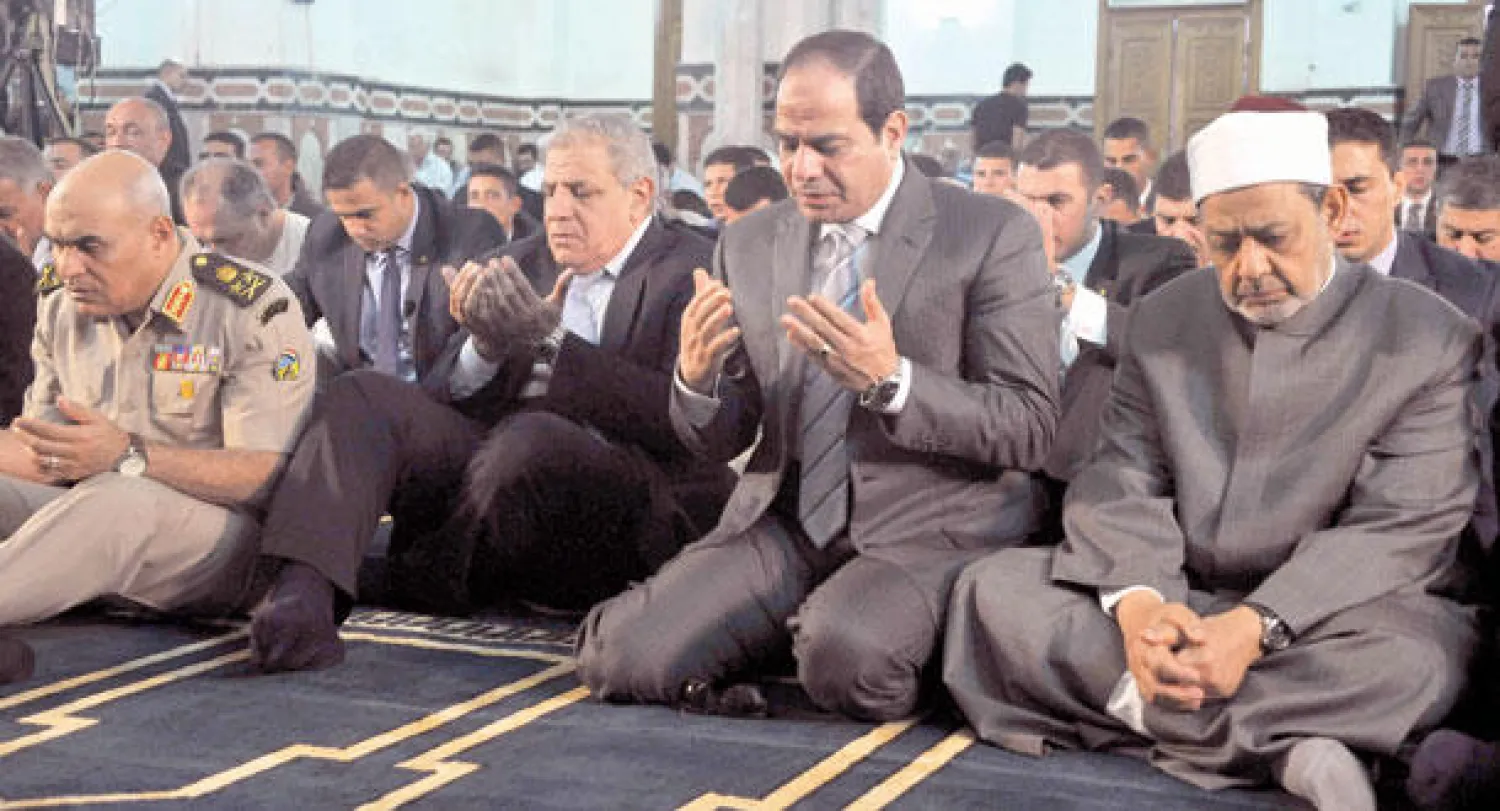 السيسي ومحلب وشيخ الأزهر وكبار رجال الدولة يصلون العيد (أ. ف. ب)