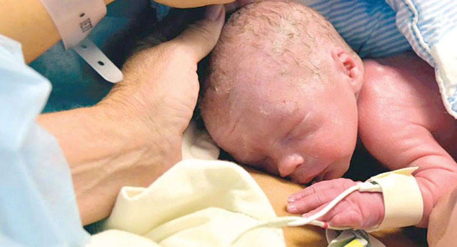 صورة وزعتها مجلة «لانسيت» الطبية المتخصصة لأول طفل يولد بعد زراعة رحم لأمه في مستشفى جامعة غوتنبرغ السويدية (إ.ب.أ)